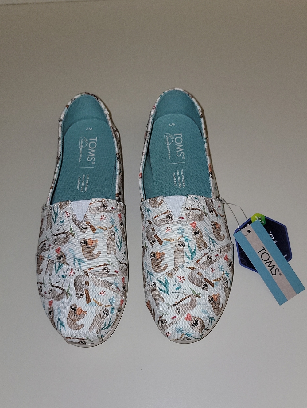 TOMS WOMEN'S WHITE CANVAS SLOTH PRINT SLIP-ON SHOES